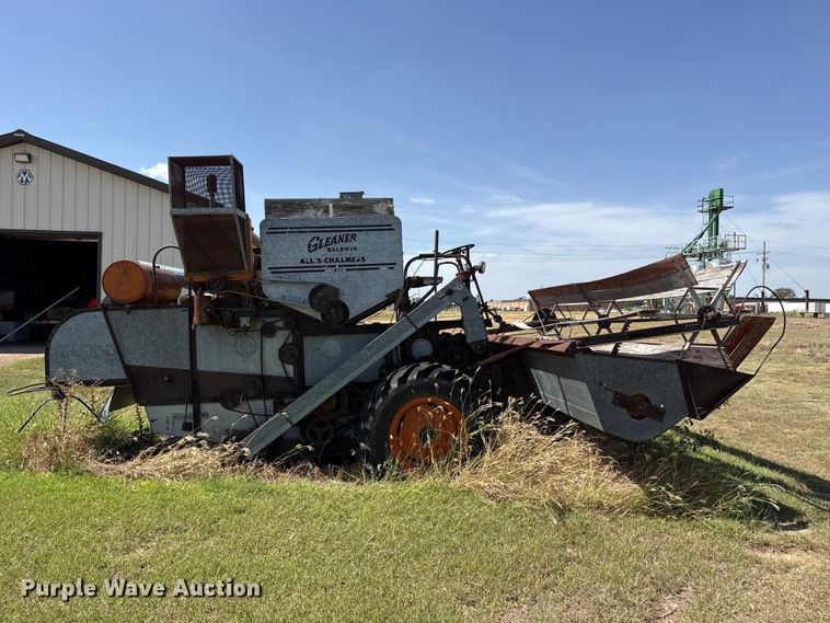 image for item EW4346 Gleaner Baldwin combine
