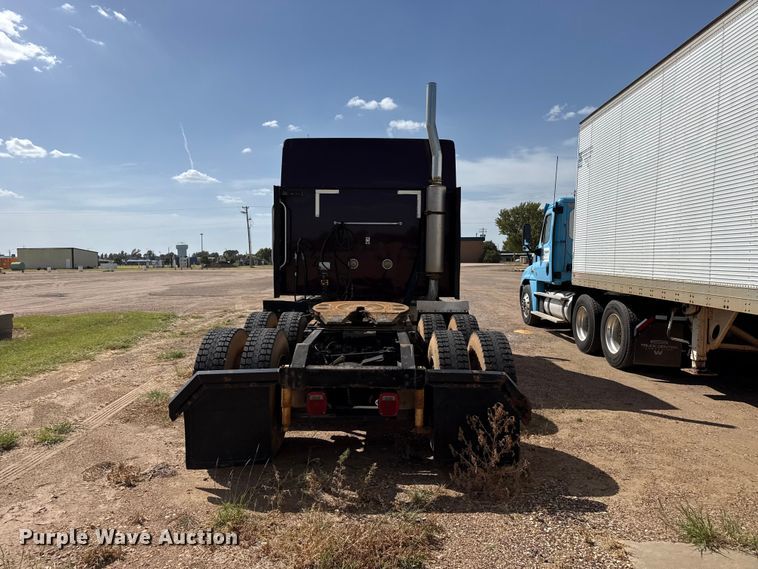 image for item EW4347 2000 International 9200i semi truck