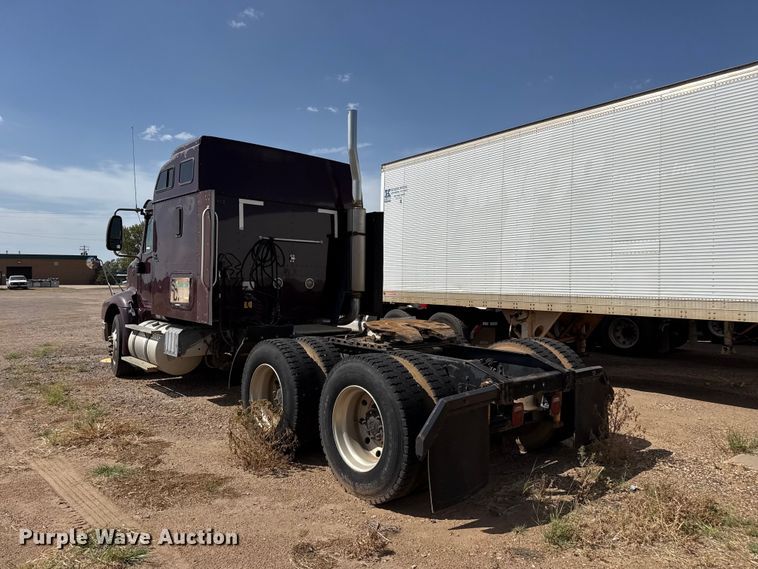 image for item EW4347 2000 International 9200i semi truck