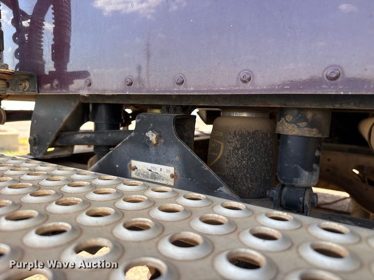 image for item EW4347 2000 International 9200i semi truck