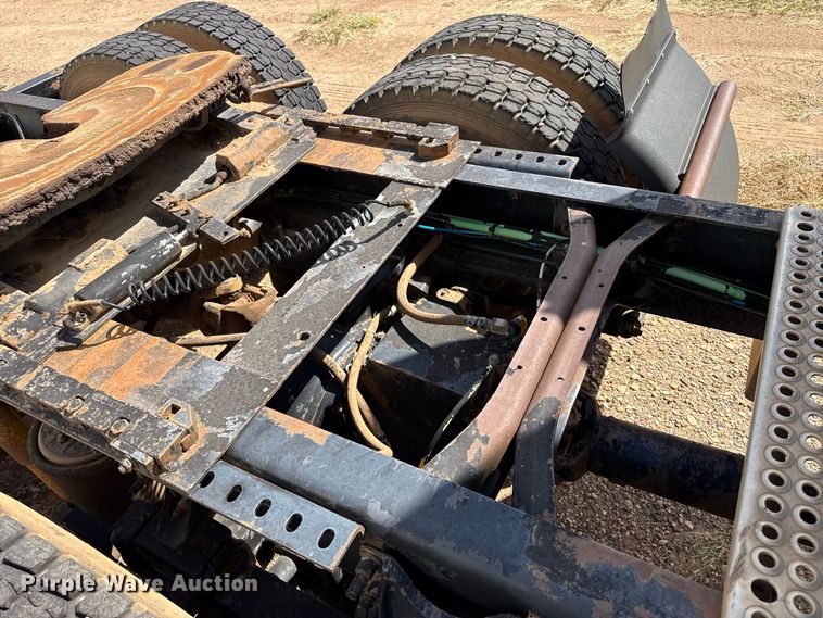image for item EW4347 2000 International 9200i semi truck