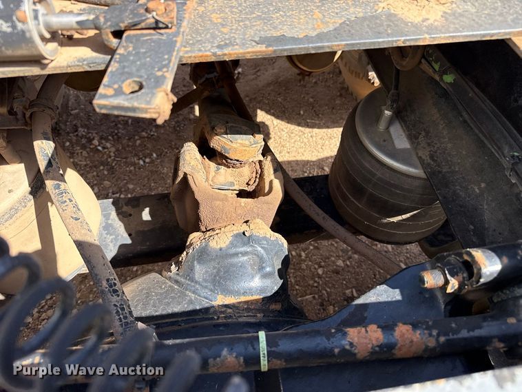 image for item EW4347 2000 International 9200i semi truck
