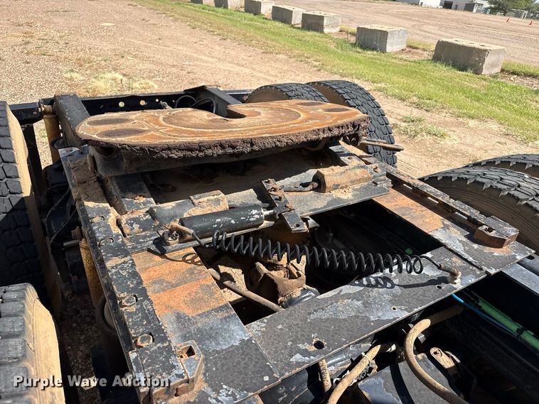 image for item EW4347 2000 International 9200i semi truck