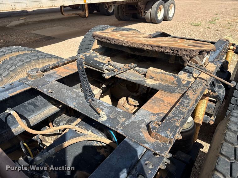 image for item EW4347 2000 International 9200i semi truck
