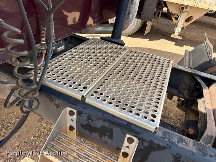 image for item EW4347 2000 International 9200i semi truck