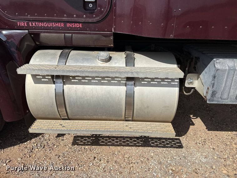 image for item EW4347 2000 International 9200i semi truck