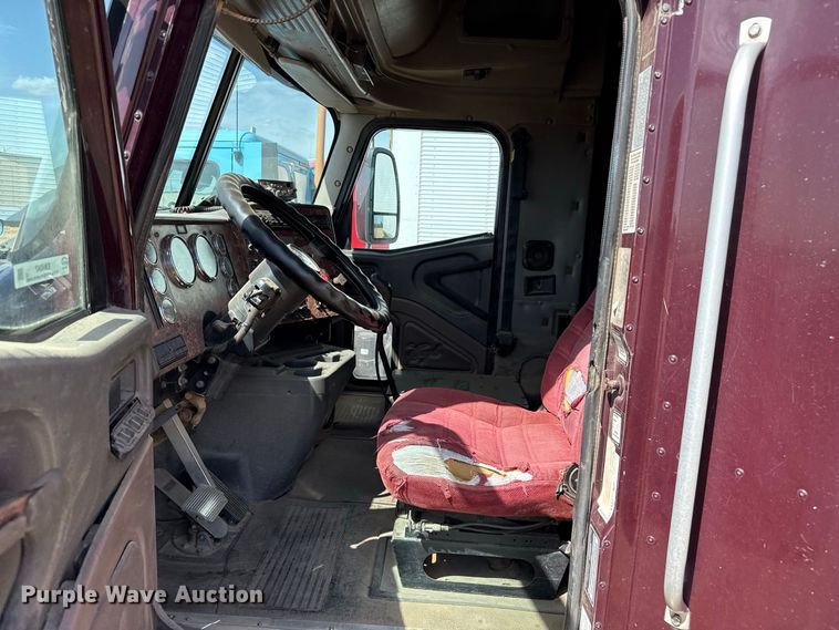 image for item EW4347 2000 International 9200i semi truck
