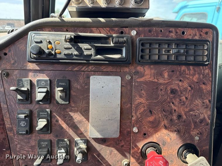 image for item EW4347 2000 International 9200i semi truck