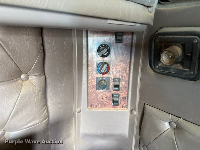 image for item EW4347 2000 International 9200i semi truck