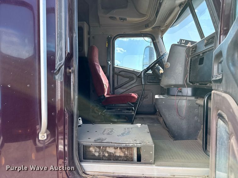 image for item EW4347 2000 International 9200i semi truck