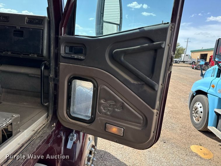 image for item EW4347 2000 International 9200i semi truck