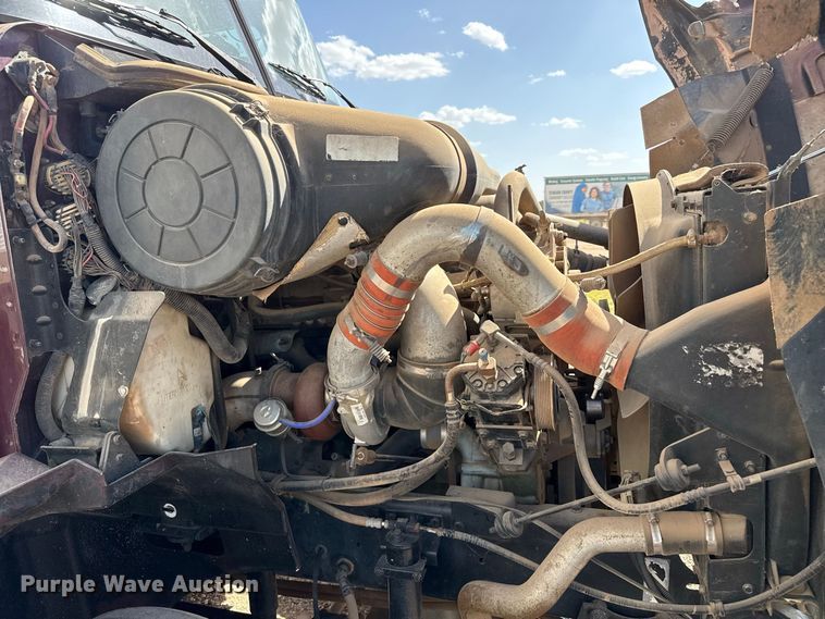 image for item EW4347 2000 International 9200i semi truck
