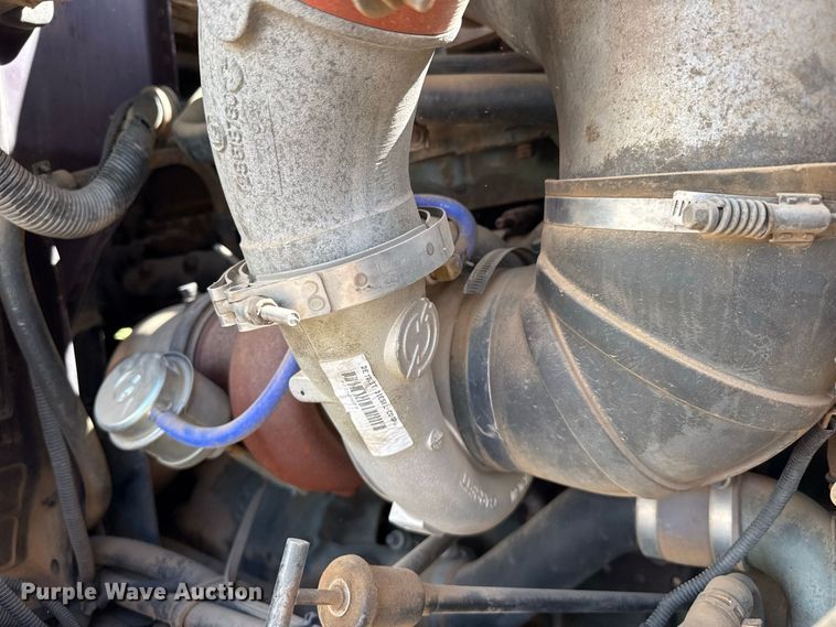 image for item EW4347 2000 International 9200i semi truck