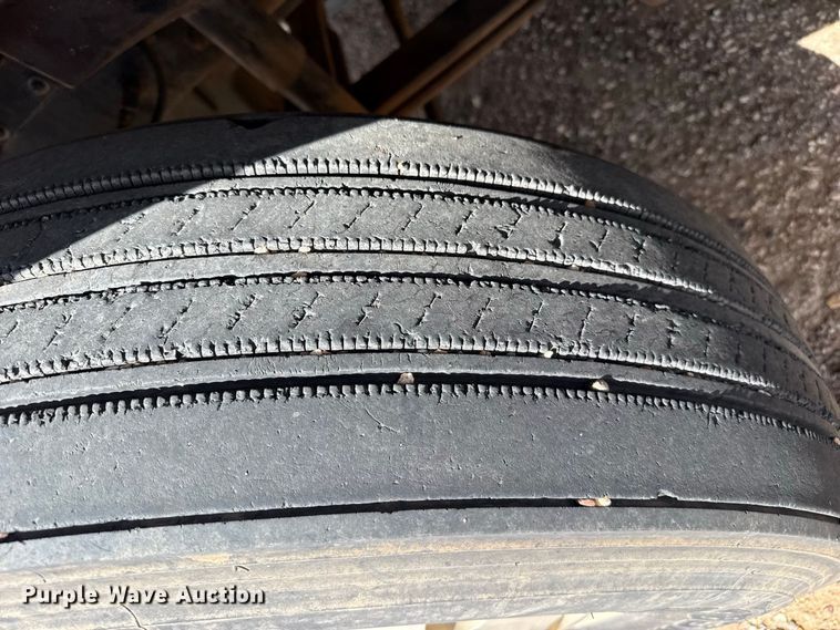 image for item EW4347 2000 International 9200i semi truck