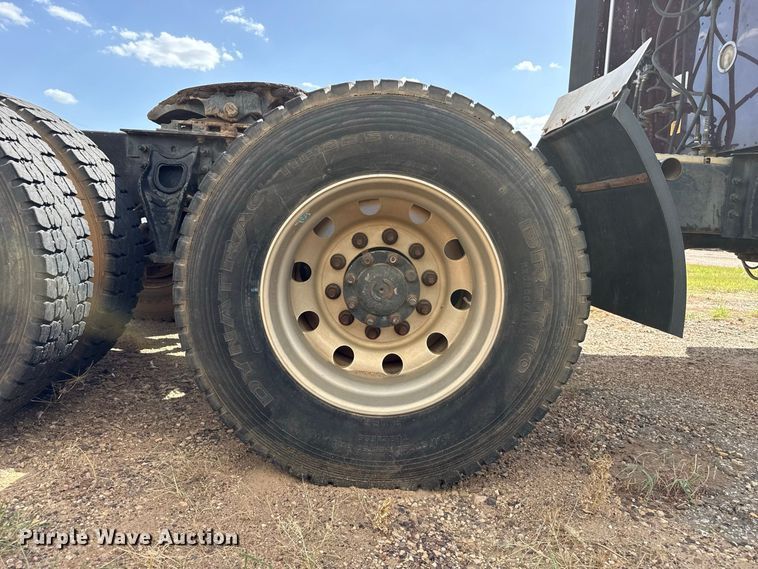 image for item EW4347 2000 International 9200i semi truck