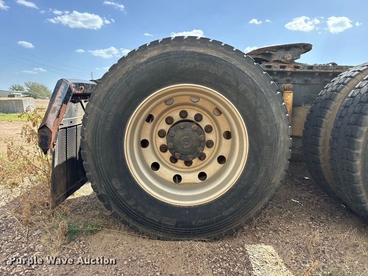 image for item EW4347 2000 International 9200i semi truck