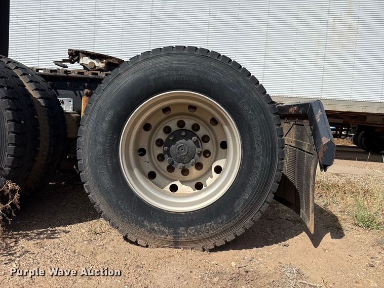 image for item EW4347 2000 International 9200i semi truck