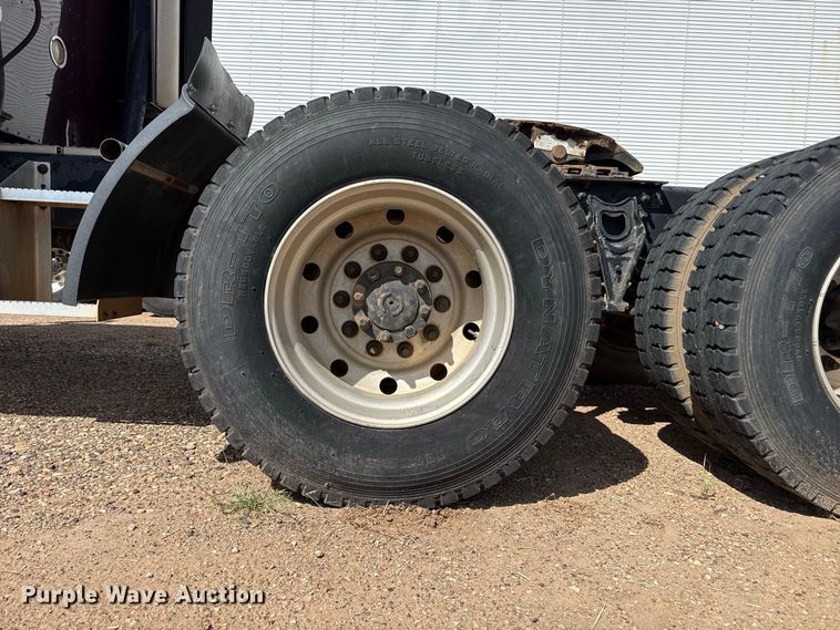 image for item EW4347 2000 International 9200i semi truck