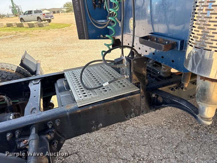 image for item EW4348 2005 Freightliner Century Class semi truck