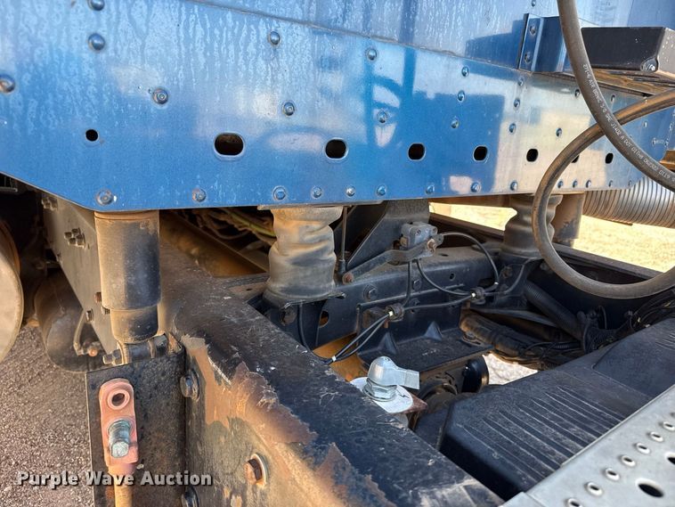 image for item EW4348 2005 Freightliner Century Class semi truck
