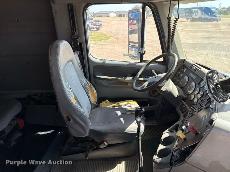 image for item EW4348 2005 Freightliner Century Class semi truck