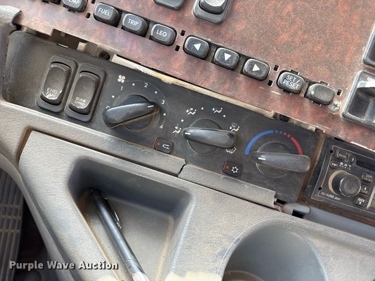 image for item EW4348 2005 Freightliner Century Class semi truck