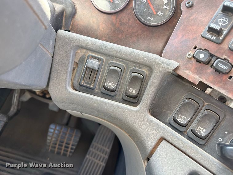 image for item EW4348 2005 Freightliner Century Class semi truck