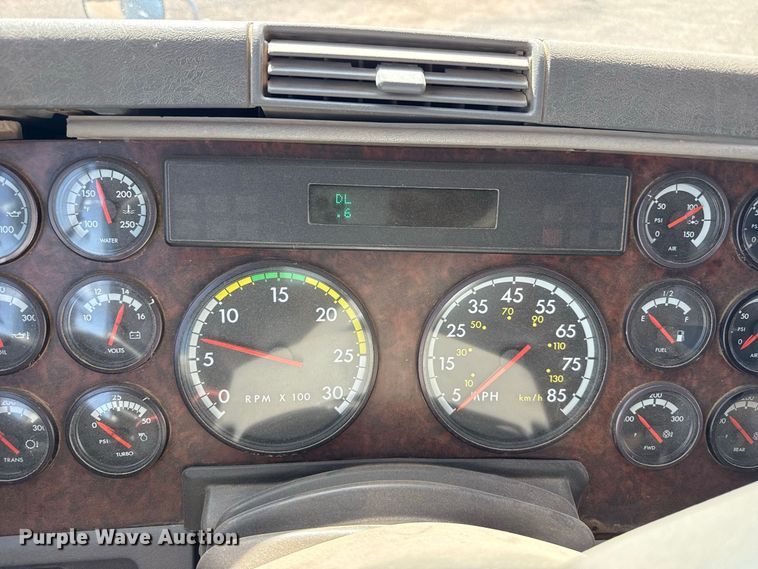 image for item EW4348 2005 Freightliner Century Class semi truck