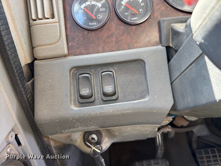 image for item EW4348 2005 Freightliner Century Class semi truck