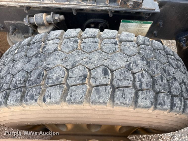 image for item EW4348 2005 Freightliner Century Class semi truck