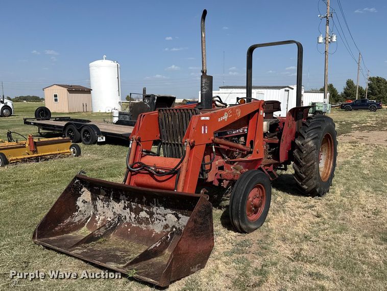 image for item EW4356 International 484 tractor