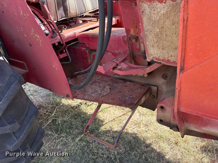 image for item EW4356 International 484 tractor