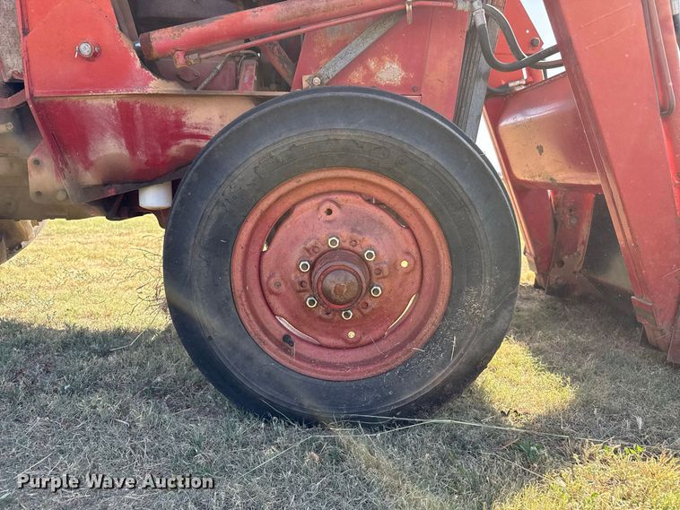 image for item EW4356 International 484 tractor