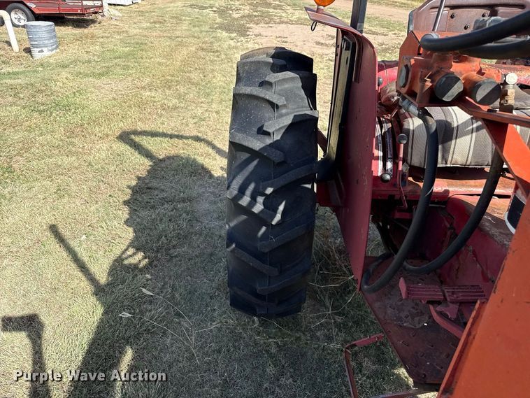 image for item EW4356 International 484 tractor