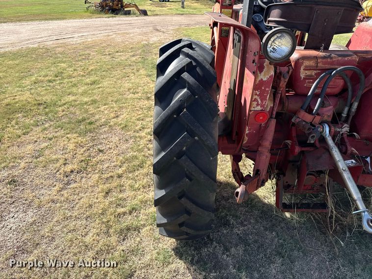 image for item EW4356 International 484 tractor