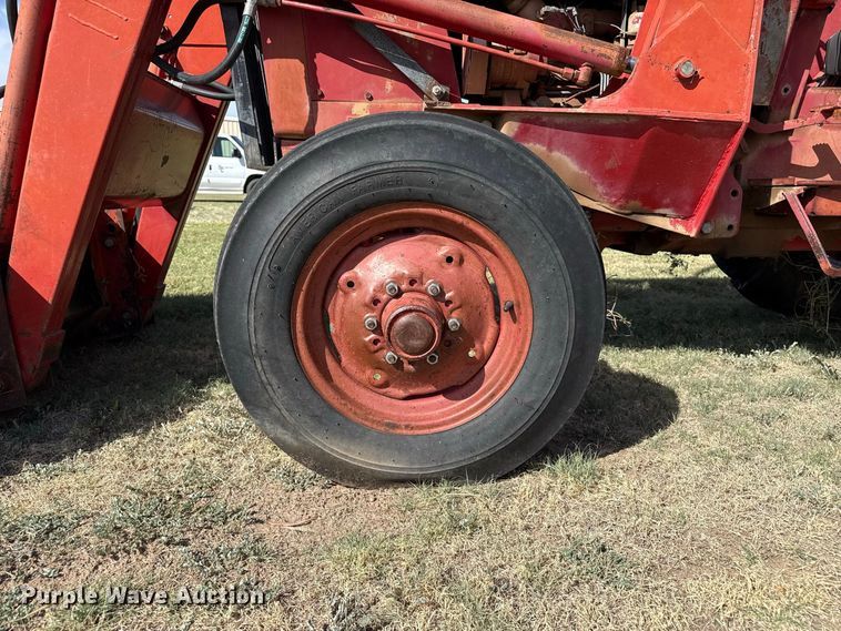 image for item EW4356 International 484 tractor