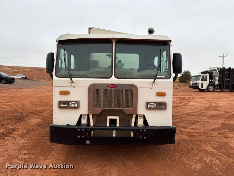 image for item EW8935 2015 Peterbilt 320 refuse truck