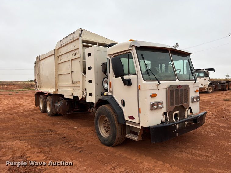 image for item EW8935 2015 Peterbilt 320 refuse truck