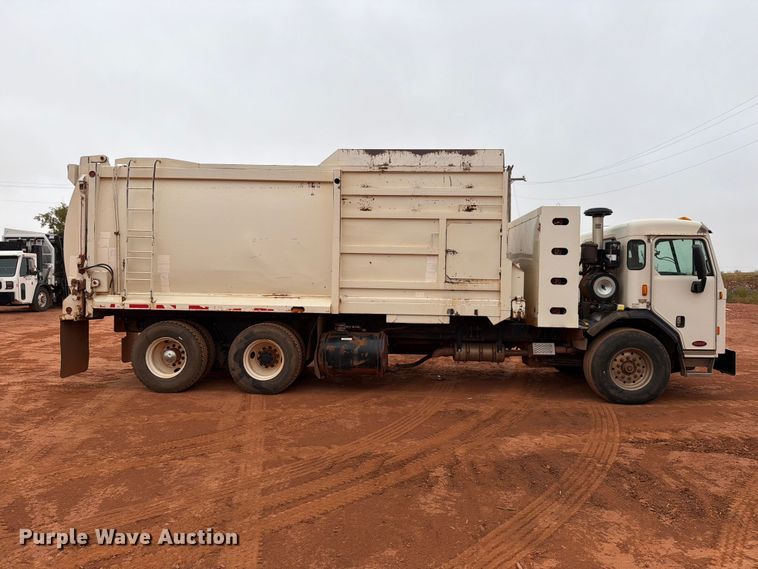 image for item EW8935 2015 Peterbilt 320 refuse truck