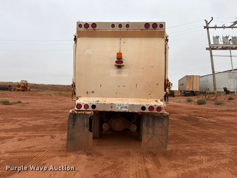 image for item EW8935 2015 Peterbilt 320 refuse truck