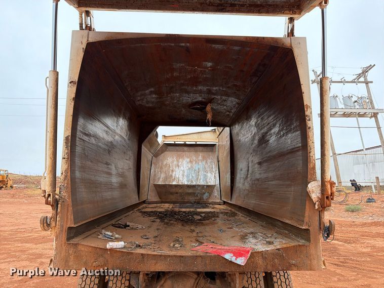 image for item EW8935 2015 Peterbilt 320 refuse truck