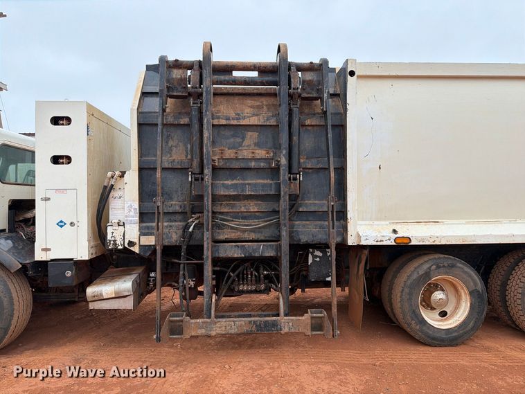 image for item EW8935 2015 Peterbilt 320 refuse truck