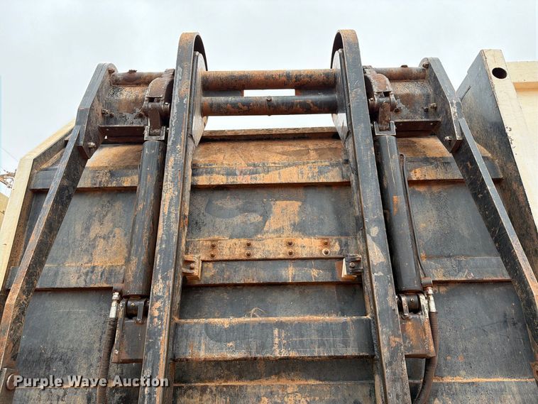 image for item EW8935 2015 Peterbilt 320 refuse truck