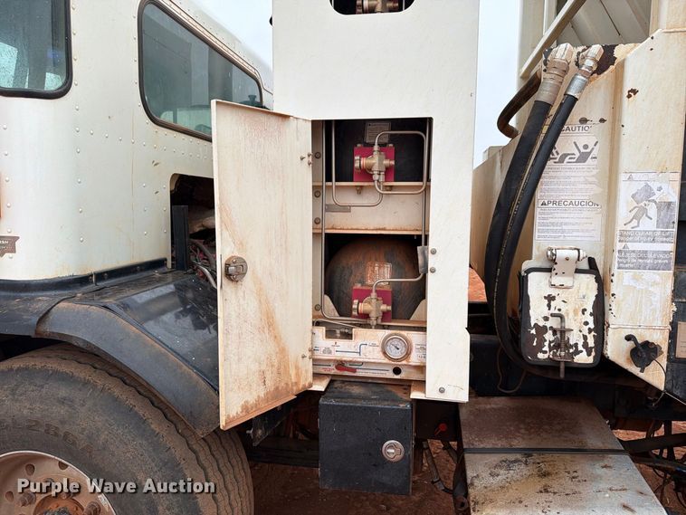 image for item EW8935 2015 Peterbilt 320 refuse truck