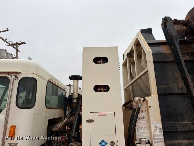 image for item EW8935 2015 Peterbilt 320 refuse truck