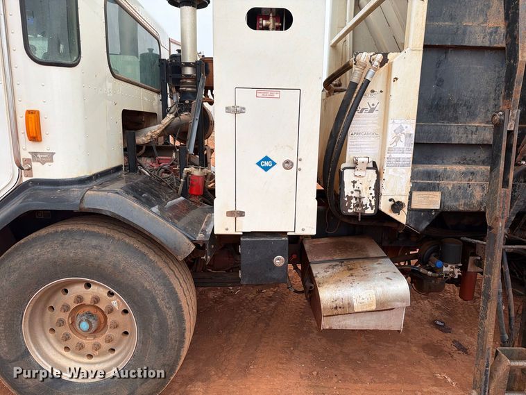 image for item EW8935 2015 Peterbilt 320 refuse truck