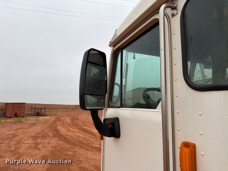 image for item EW8935 2015 Peterbilt 320 refuse truck