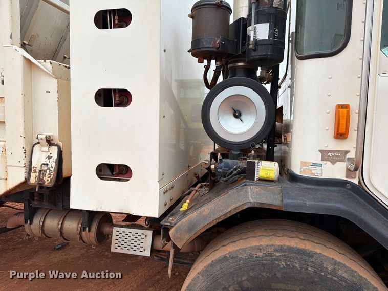 image for item EW8935 2015 Peterbilt 320 refuse truck