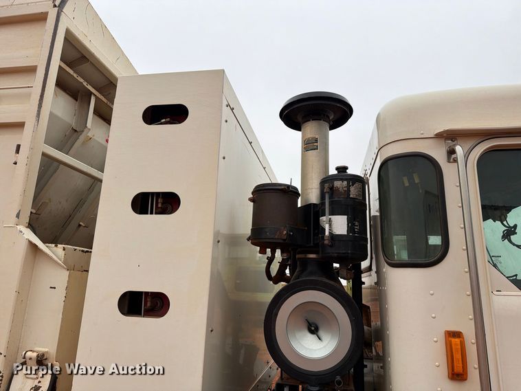 image for item EW8935 2015 Peterbilt 320 refuse truck