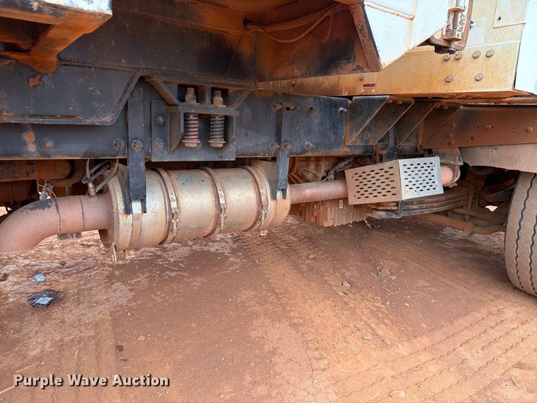 image for item EW8935 2015 Peterbilt 320 refuse truck